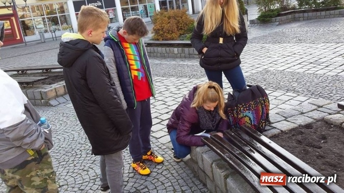 Zdjęcie w galerii na portalu naszraciborz.pl: Lekcja języka polskiego na raciborskim rynku  wiadomości z regionu