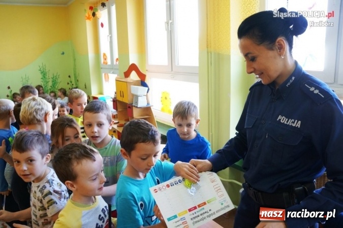 Zdjęcie w galerii na portalu naszraciborz.pl: Mundurowi z wizytą w Zespole Szkolno-Przedszkolnym nr 3  wiadomości z regionu