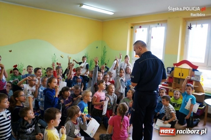 Zdjęcie w galerii na portalu naszraciborz.pl: Mundurowi z wizytą w Zespole Szkolno-Przedszkolnym nr 3  wiadomości z regionu
