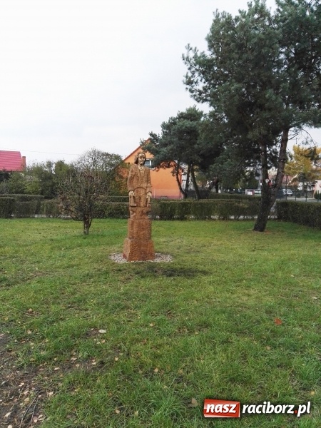 Zdjęcie w galerii na portalu naszraciborz.pl: W Kuźni Raciborskiej stanęła rzeźba Antona M. Schoenawy wiadomości z regionu