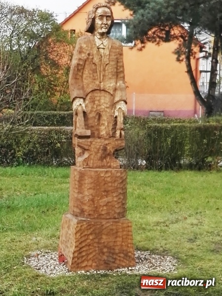 Zdjęcie w galerii na portalu naszraciborz.pl: W Kuźni Raciborskiej stanęła rzeźba Antona M. Schoenawy wiadomości z regionu