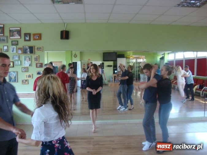 Zdjęcie w galerii na portalu naszraciborz.pl: Warsztaty taneczne DISCOFOX, kursy tańca sylwestrowo-studniówkowe w Studio EFECT wiadomości z regionu