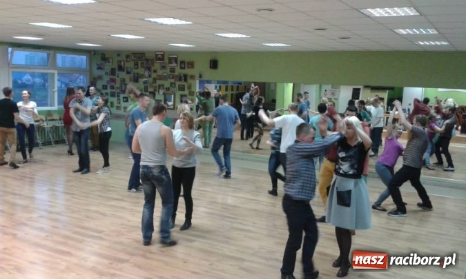 Zdjęcie w galerii na portalu naszraciborz.pl: Warsztaty taneczne DISCOFOX, kursy tańca sylwestrowo-studniówkowe w Studio EFECT wiadomości z regionu