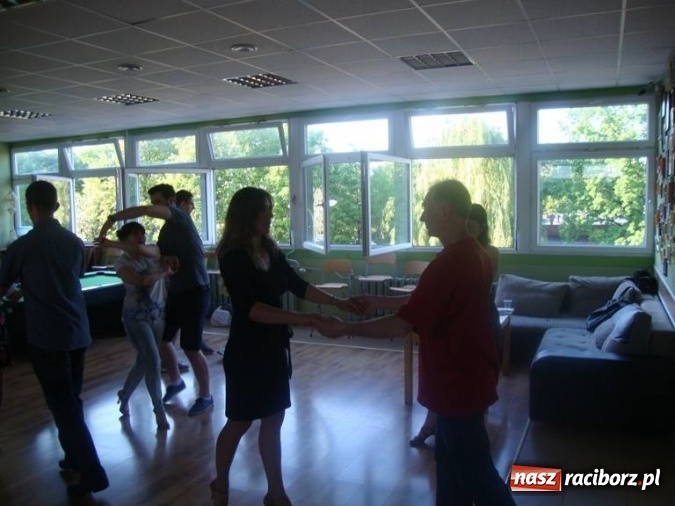 Zdjęcie w galerii na portalu naszraciborz.pl: Warsztaty taneczne DISCOFOX, kursy tańca sylwestrowo-studniówkowe w Studio EFECT wiadomości z regionu