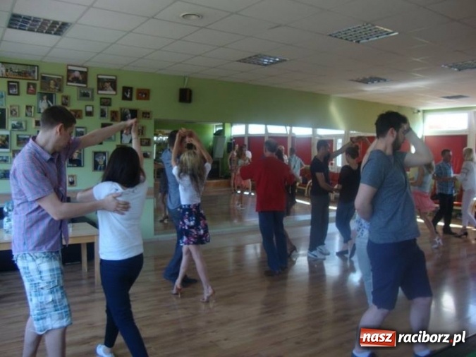 Zdjęcie w galerii na portalu naszraciborz.pl: Warsztaty taneczne DISCOFOX, kursy tańca sylwestrowo-studniówkowe w Studio EFECT wiadomości z regionu