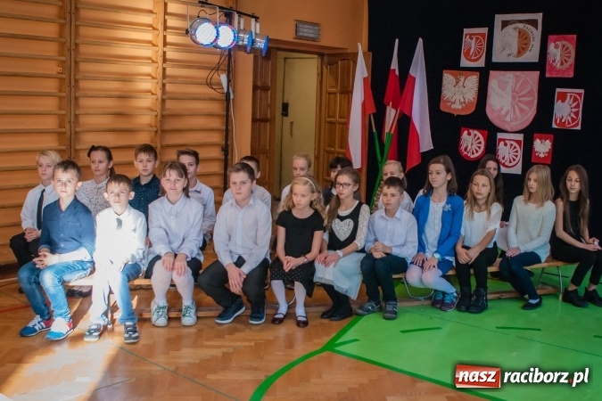 Zdjęcie w galerii na portalu naszraciborz.pl: W SP13 odbyła się uroczysta akademia z okazji Dnia Niepodległości wiadomości z regionu