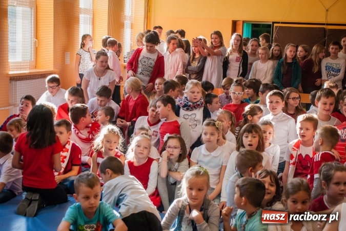 Zdjęcie w galerii na portalu naszraciborz.pl: W SP13 odbyła się uroczysta akademia z okazji Dnia Niepodległości wiadomości z regionu