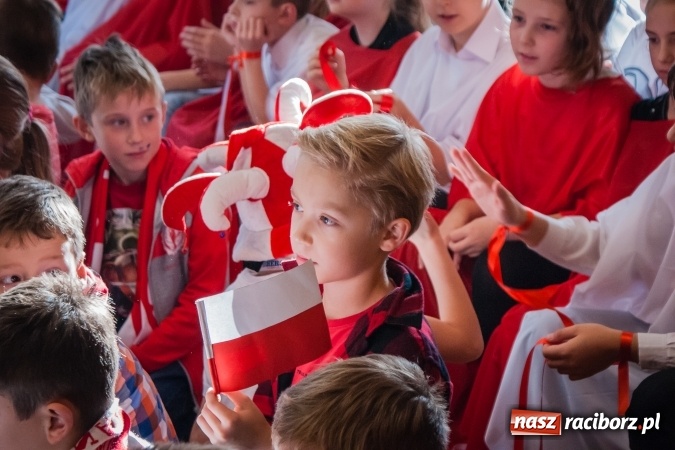 Zdjęcie w galerii na portalu naszraciborz.pl: W SP13 odbyła się uroczysta akademia z okazji Dnia Niepodległości wiadomości z regionu