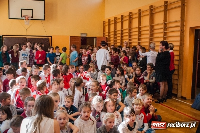 Zdjęcie w galerii na portalu naszraciborz.pl: W SP13 odbyła się uroczysta akademia z okazji Dnia Niepodległości wiadomości z regionu