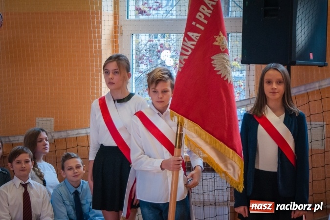 Zdjęcie w galerii na portalu naszraciborz.pl: W SP13 odbyła się uroczysta akademia z okazji Dnia Niepodległości wiadomości z regionu