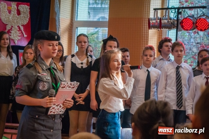 Zdjęcie w galerii na portalu naszraciborz.pl: W SP13 odbyła się uroczysta akademia z okazji Dnia Niepodległości wiadomości z regionu