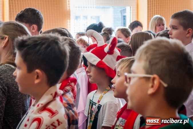 Zdjęcie w galerii na portalu naszraciborz.pl: W SP13 odbyła się uroczysta akademia z okazji Dnia Niepodległości wiadomości z regionu