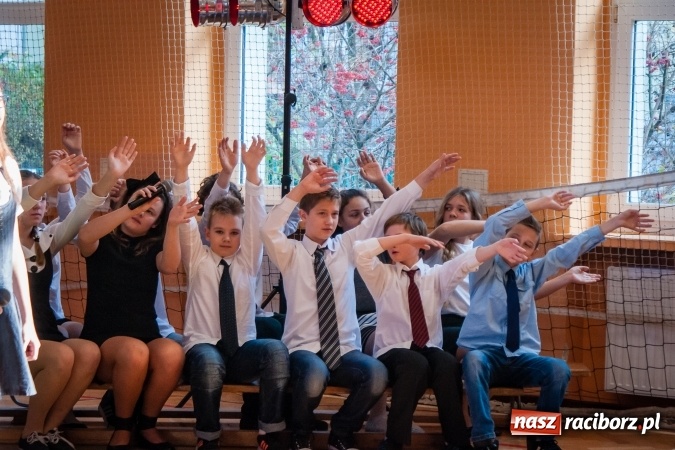 Zdjęcie w galerii na portalu naszraciborz.pl: W SP13 odbyła się uroczysta akademia z okazji Dnia Niepodległości wiadomości z regionu