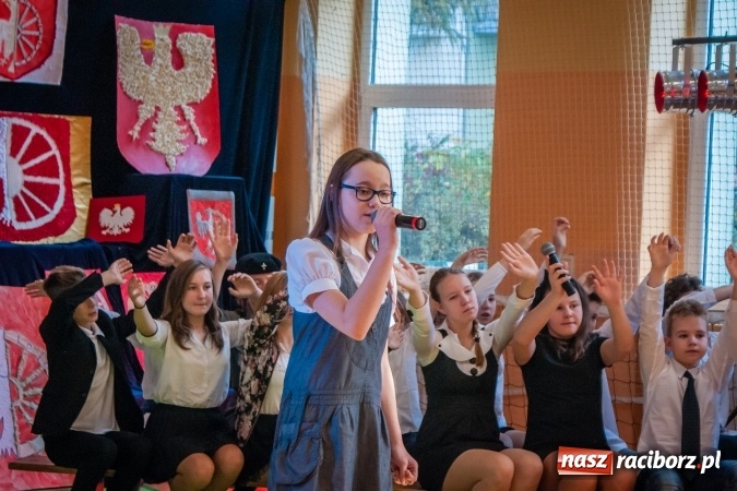 Zdjęcie w galerii na portalu naszraciborz.pl: W SP13 odbyła się uroczysta akademia z okazji Dnia Niepodległości wiadomości z regionu