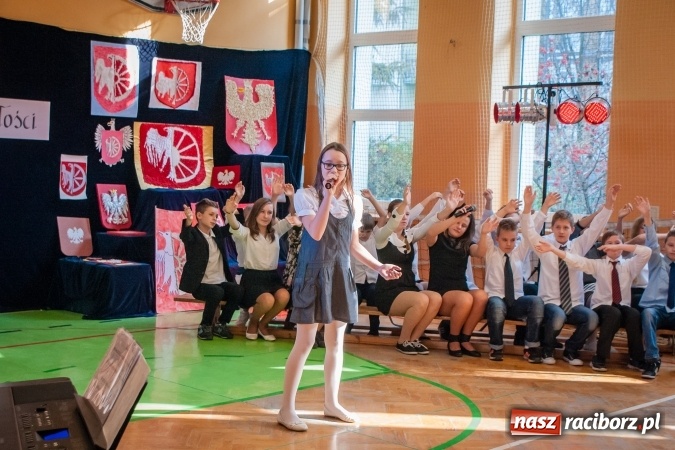Zdjęcie w galerii na portalu naszraciborz.pl: W SP13 odbyła się uroczysta akademia z okazji Dnia Niepodległości wiadomości z regionu