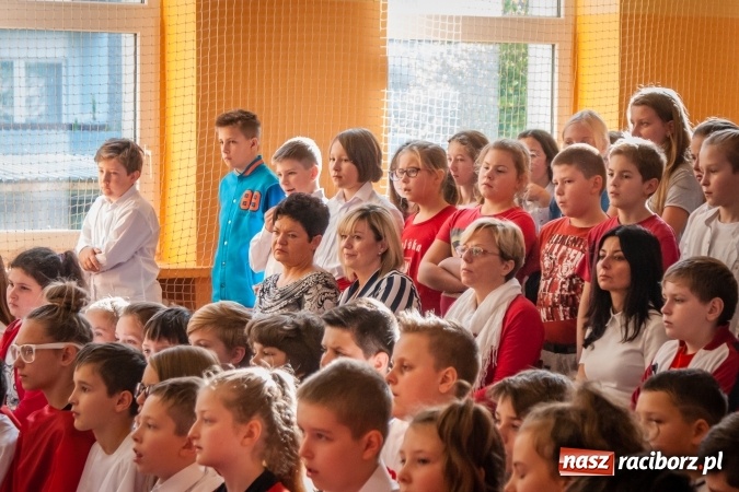 Zdjęcie w galerii na portalu naszraciborz.pl: W SP13 odbyła się uroczysta akademia z okazji Dnia Niepodległości wiadomości z regionu