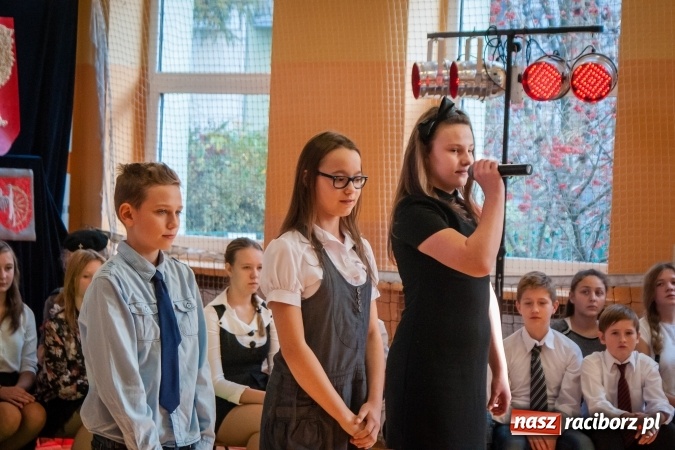 Zdjęcie w galerii na portalu naszraciborz.pl: W SP13 odbyła się uroczysta akademia z okazji Dnia Niepodległości wiadomości z regionu