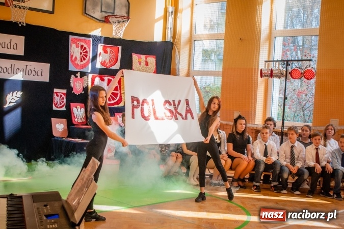 Zdjęcie w galerii na portalu naszraciborz.pl: W SP13 odbyła się uroczysta akademia z okazji Dnia Niepodległości wiadomości z regionu