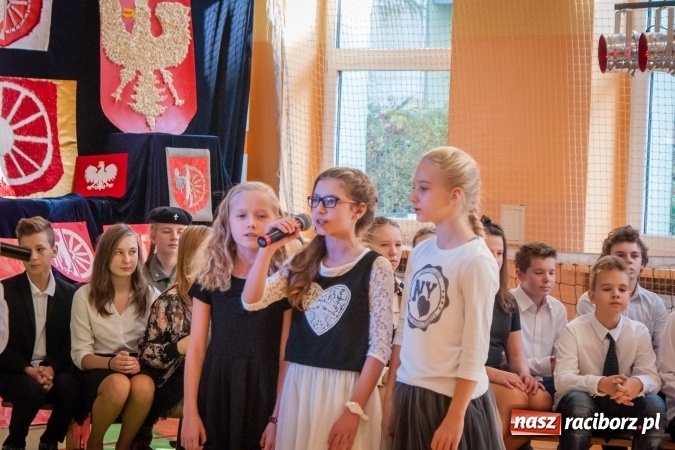 Zdjęcie w galerii na portalu naszraciborz.pl: W SP13 odbyła się uroczysta akademia z okazji Dnia Niepodległości wiadomości z regionu