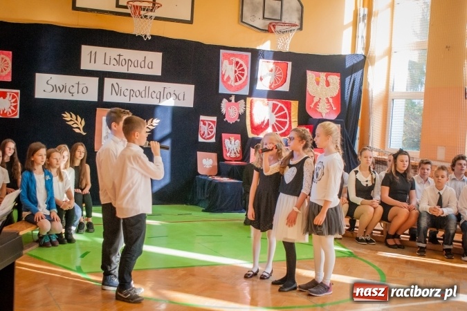 Zdjęcie w galerii na portalu naszraciborz.pl: W SP13 odbyła się uroczysta akademia z okazji Dnia Niepodległości wiadomości z regionu