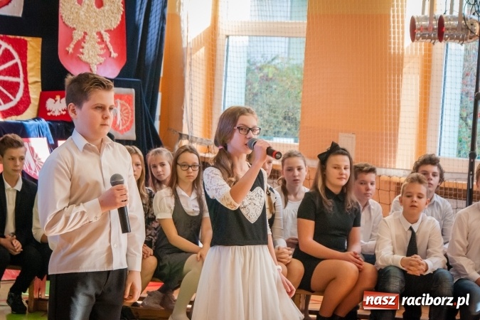 Zdjęcie w galerii na portalu naszraciborz.pl: W SP13 odbyła się uroczysta akademia z okazji Dnia Niepodległości wiadomości z regionu