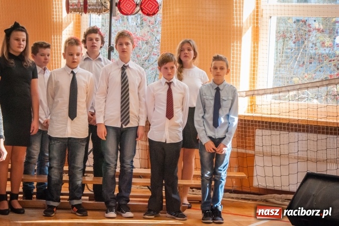 Zdjęcie w galerii na portalu naszraciborz.pl: W SP13 odbyła się uroczysta akademia z okazji Dnia Niepodległości wiadomości z regionu