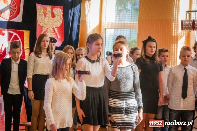 Zdjęcie w galerii na portalu naszraciborz.pl: W SP13 odbyła się uroczysta akademia z okazji Dnia Niepodległości wiadomości z regionu