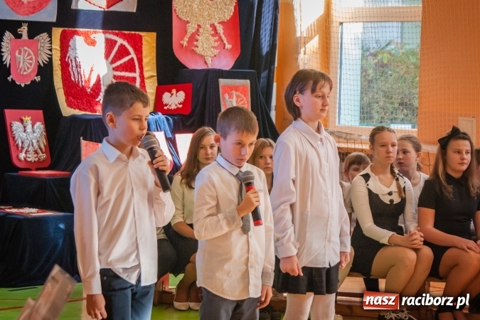 Zdjęcie w galerii na portalu naszraciborz.pl: W SP13 odbyła się uroczysta akademia z okazji Dnia Niepodległości wiadomości z regionu