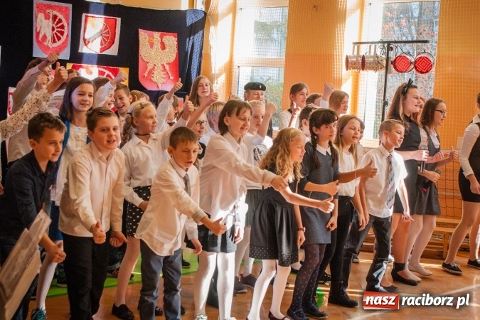 Zdjęcie w galerii na portalu naszraciborz.pl: W SP13 odbyła się uroczysta akademia z okazji Dnia Niepodległości wiadomości z regionu