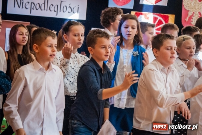Zdjęcie w galerii na portalu naszraciborz.pl: W SP13 odbyła się uroczysta akademia z okazji Dnia Niepodległości wiadomości z regionu