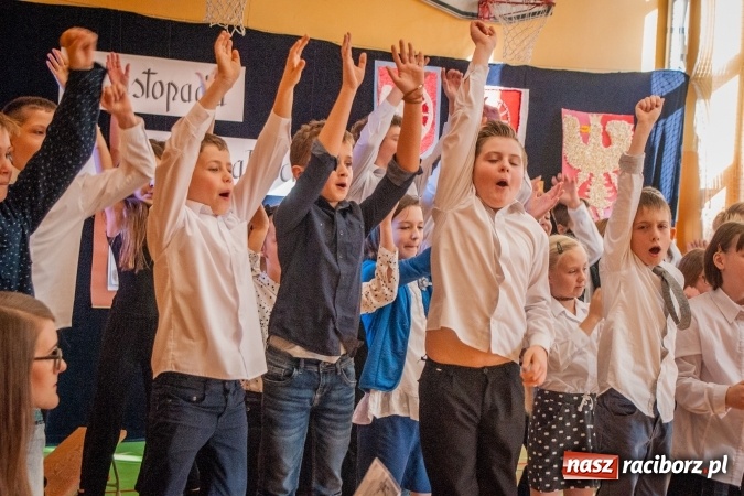 Zdjęcie w galerii na portalu naszraciborz.pl: W SP13 odbyła się uroczysta akademia z okazji Dnia Niepodległości wiadomości z regionu