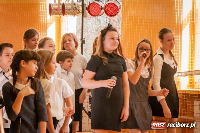 Zdjęcie w galerii na portalu naszraciborz.pl: W SP13 odbyła się uroczysta akademia z okazji Dnia Niepodległości wiadomości z regionu