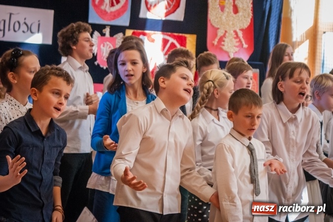 Zdjęcie w galerii na portalu naszraciborz.pl: W SP13 odbyła się uroczysta akademia z okazji Dnia Niepodległości wiadomości z regionu