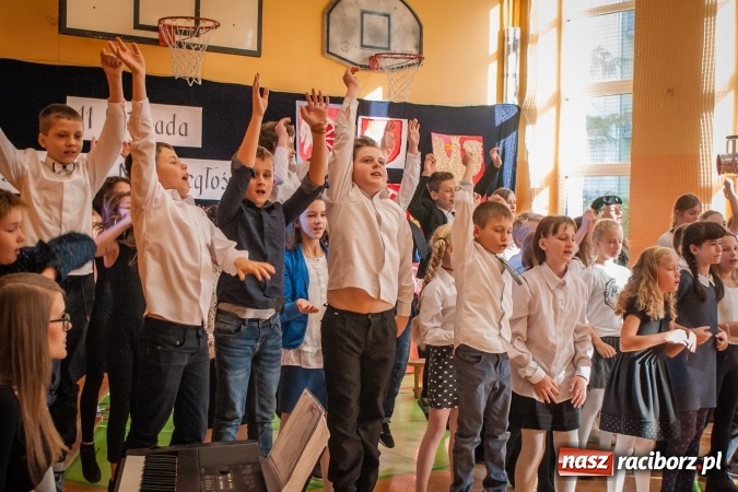 Zdjęcie w galerii na portalu naszraciborz.pl: W SP13 odbyła się uroczysta akademia z okazji Dnia Niepodległości wiadomości z regionu
