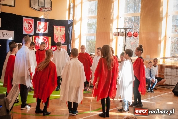 Zdjęcie w galerii na portalu naszraciborz.pl: W SP13 odbyła się uroczysta akademia z okazji Dnia Niepodległości wiadomości z regionu