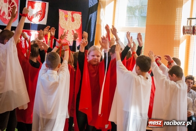 Zdjęcie w galerii na portalu naszraciborz.pl: W SP13 odbyła się uroczysta akademia z okazji Dnia Niepodległości wiadomości z regionu