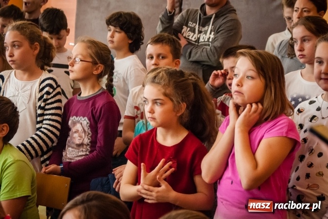 Zdjęcie w galerii na portalu naszraciborz.pl: W SP13 odbyła się uroczysta akademia z okazji Dnia Niepodległości wiadomości z regionu