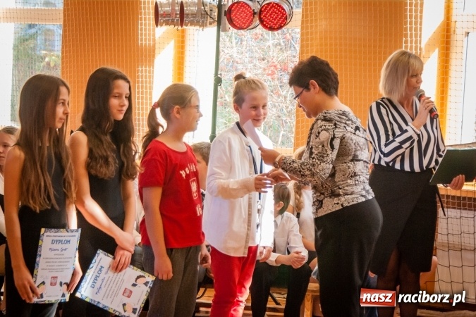 Zdjęcie w galerii na portalu naszraciborz.pl: W SP13 odbyła się uroczysta akademia z okazji Dnia Niepodległości wiadomości z regionu