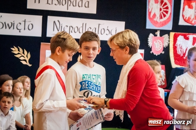 Zdjęcie w galerii na portalu naszraciborz.pl: W SP13 odbyła się uroczysta akademia z okazji Dnia Niepodległości wiadomości z regionu