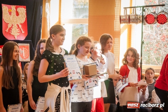 Zdjęcie w galerii na portalu naszraciborz.pl: W SP13 odbyła się uroczysta akademia z okazji Dnia Niepodległości wiadomości z regionu