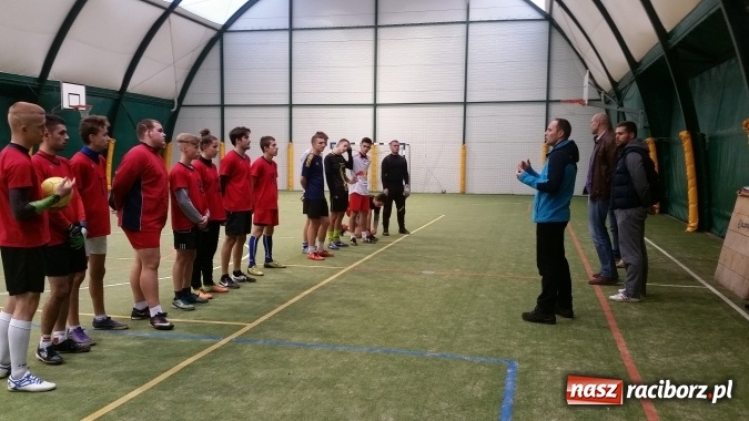 Zdjęcie w galerii na portalu naszraciborz.pl: Inauguracja III edycji Rudzkiej Amatorskiej Ligi Piłki Nożnej Pięcioosobowej wiadomości z regionu