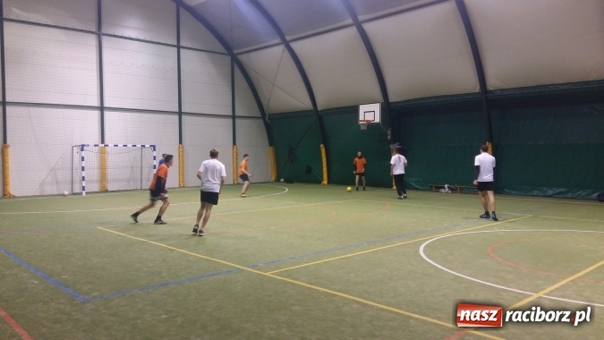 Zdjęcie w galerii na portalu naszraciborz.pl: Inauguracja III edycji Rudzkiej Amatorskiej Ligi Piłki Nożnej Pięcioosobowej wiadomości z regionu