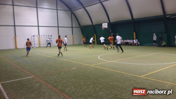 Zdjęcie w galerii na portalu naszraciborz.pl: Inauguracja III edycji Rudzkiej Amatorskiej Ligi Piłki Nożnej Pięcioosobowej wiadomości z regionu