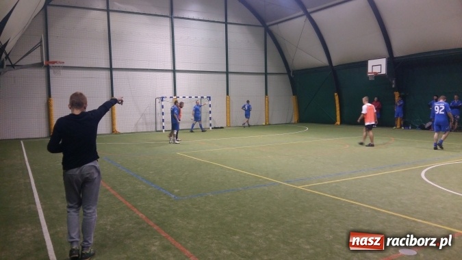 Zdjęcie w galerii na portalu naszraciborz.pl: Inauguracja III edycji Rudzkiej Amatorskiej Ligi Piłki Nożnej Pięcioosobowej wiadomości z regionu