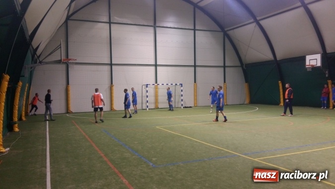 Zdjęcie w galerii na portalu naszraciborz.pl: Inauguracja III edycji Rudzkiej Amatorskiej Ligi Piłki Nożnej Pięcioosobowej wiadomości z regionu