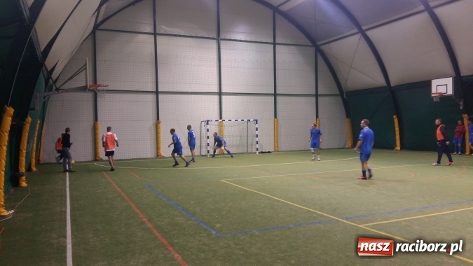 Zdjęcie w galerii na portalu naszraciborz.pl: Inauguracja III edycji Rudzkiej Amatorskiej Ligi Piłki Nożnej Pięcioosobowej wiadomości z regionu