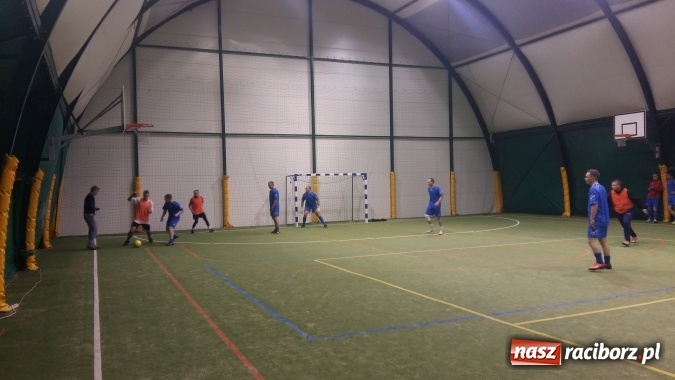 Zdjęcie w galerii na portalu naszraciborz.pl: Inauguracja III edycji Rudzkiej Amatorskiej Ligi Piłki Nożnej Pięcioosobowej wiadomości z regionu