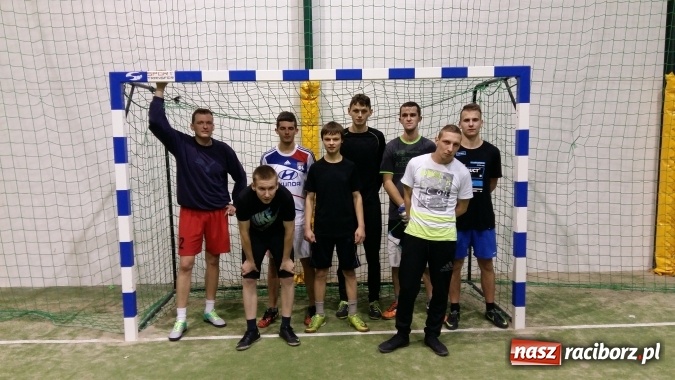 Zdjęcie w galerii na portalu naszraciborz.pl: Inauguracja III edycji Rudzkiej Amatorskiej Ligi Piłki Nożnej Pięcioosobowej wiadomości z regionu