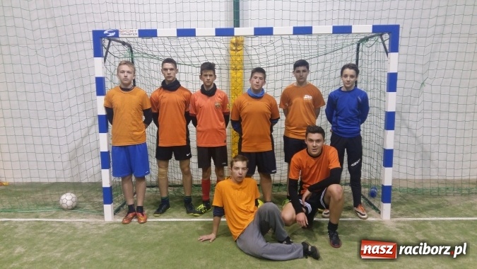 Zdjęcie w galerii na portalu naszraciborz.pl: Inauguracja III edycji Rudzkiej Amatorskiej Ligi Piłki Nożnej Pięcioosobowej wiadomości z regionu