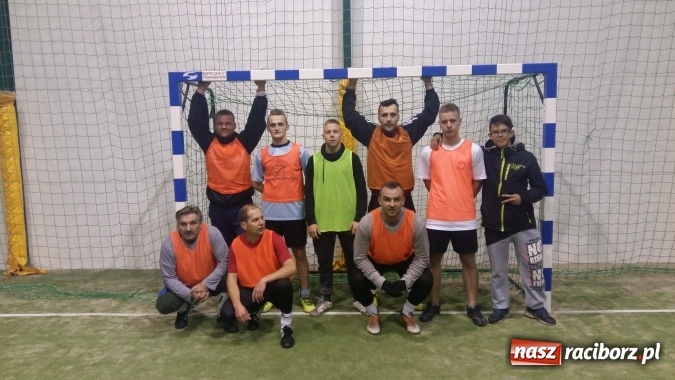 Zdjęcie w galerii na portalu naszraciborz.pl: Inauguracja III edycji Rudzkiej Amatorskiej Ligi Piłki Nożnej Pięcioosobowej wiadomości z regionu